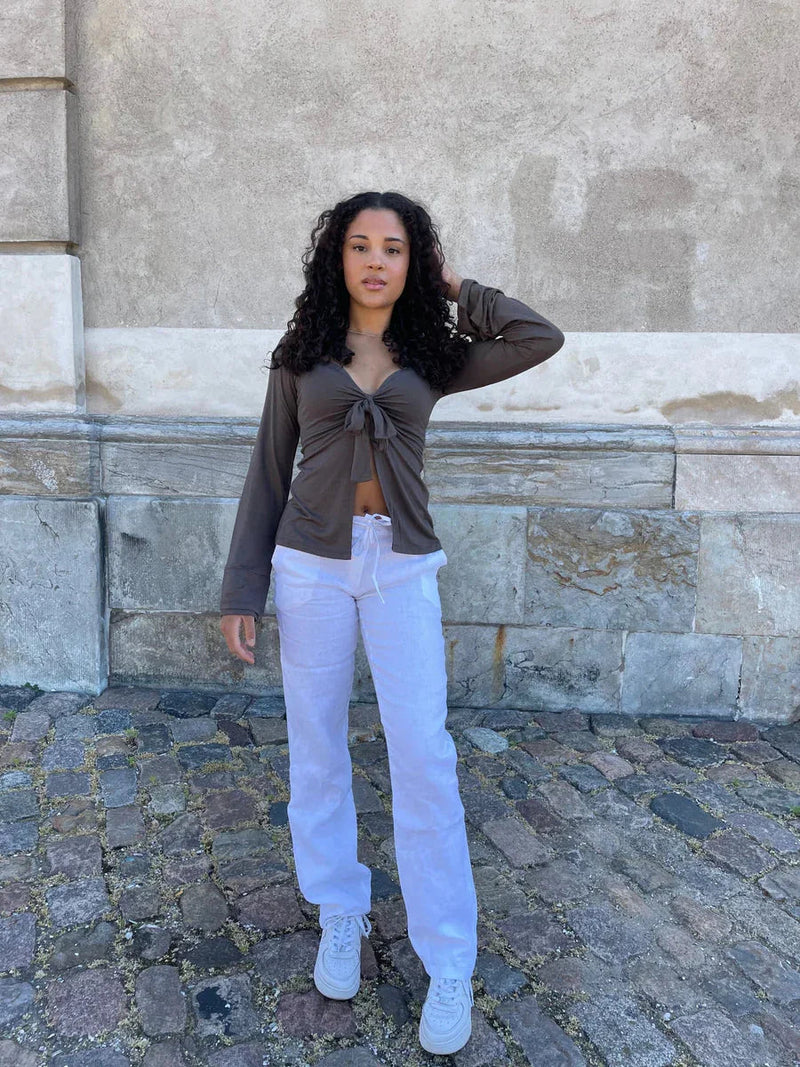 Merle – Elegant bluse med knutedetalj