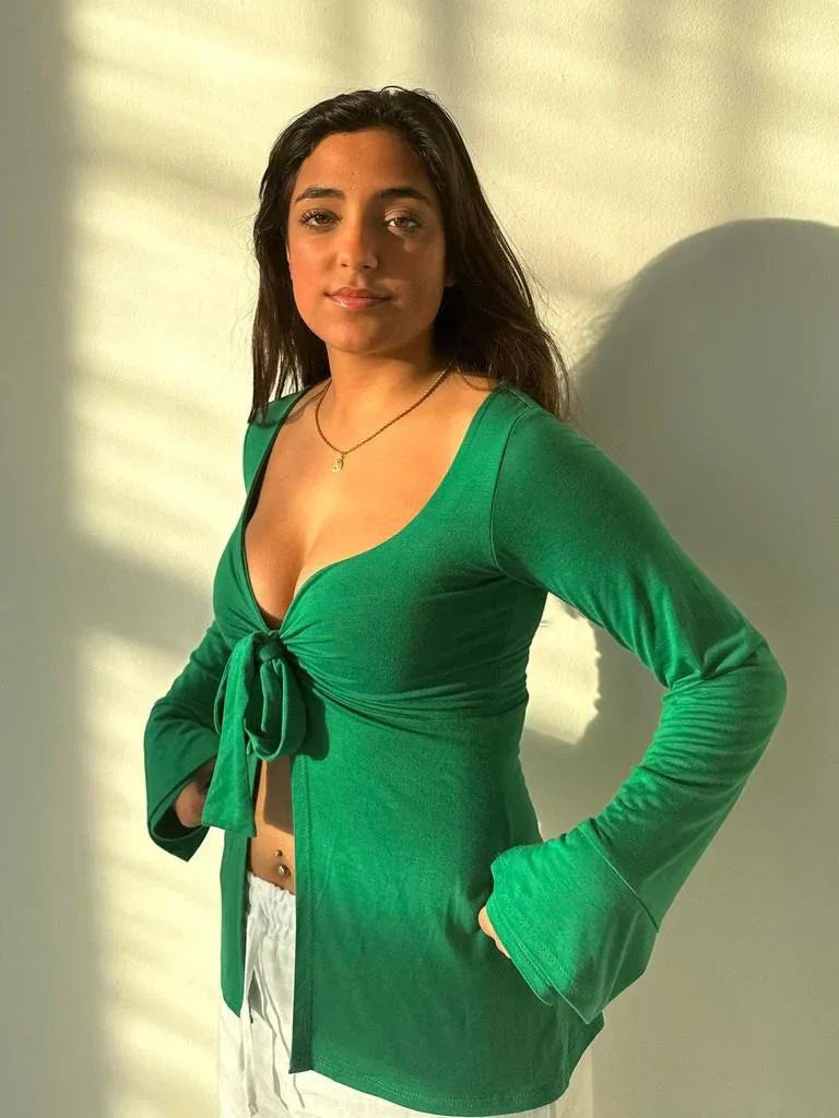 Merle – Elegant bluse med knutedetalj