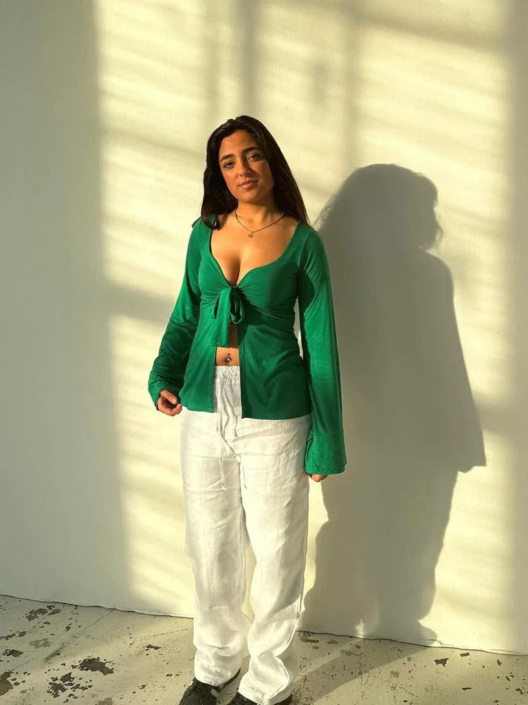 Merle – Elegant bluse med knutedetalj