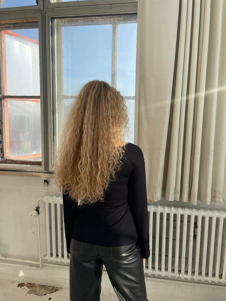 Merle – Elegant bluse med knutedetalj