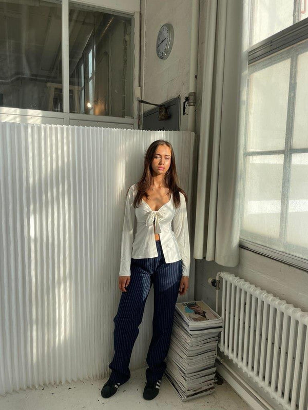 Merle – Elegant bluse med knutedetalj