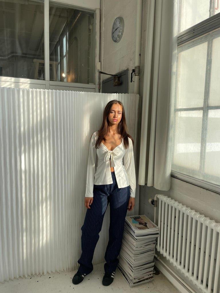 Merle – Elegant bluse med knutedetalj